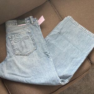 Light Wash Women’s Jeans with Embroidered Back Pocket